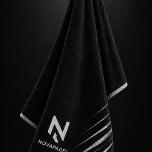 Toalla deportiva Nova Towel negra de microfibra para pádel y gimnasio